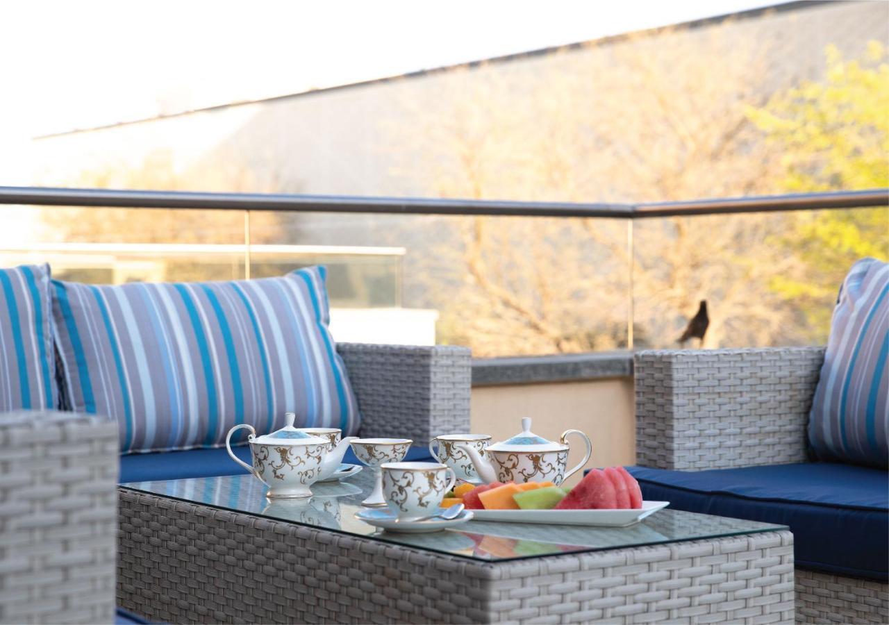 Jumeirah Messilah Beach Kuwait Kuwait City Exterior foto A balcony at the hotel