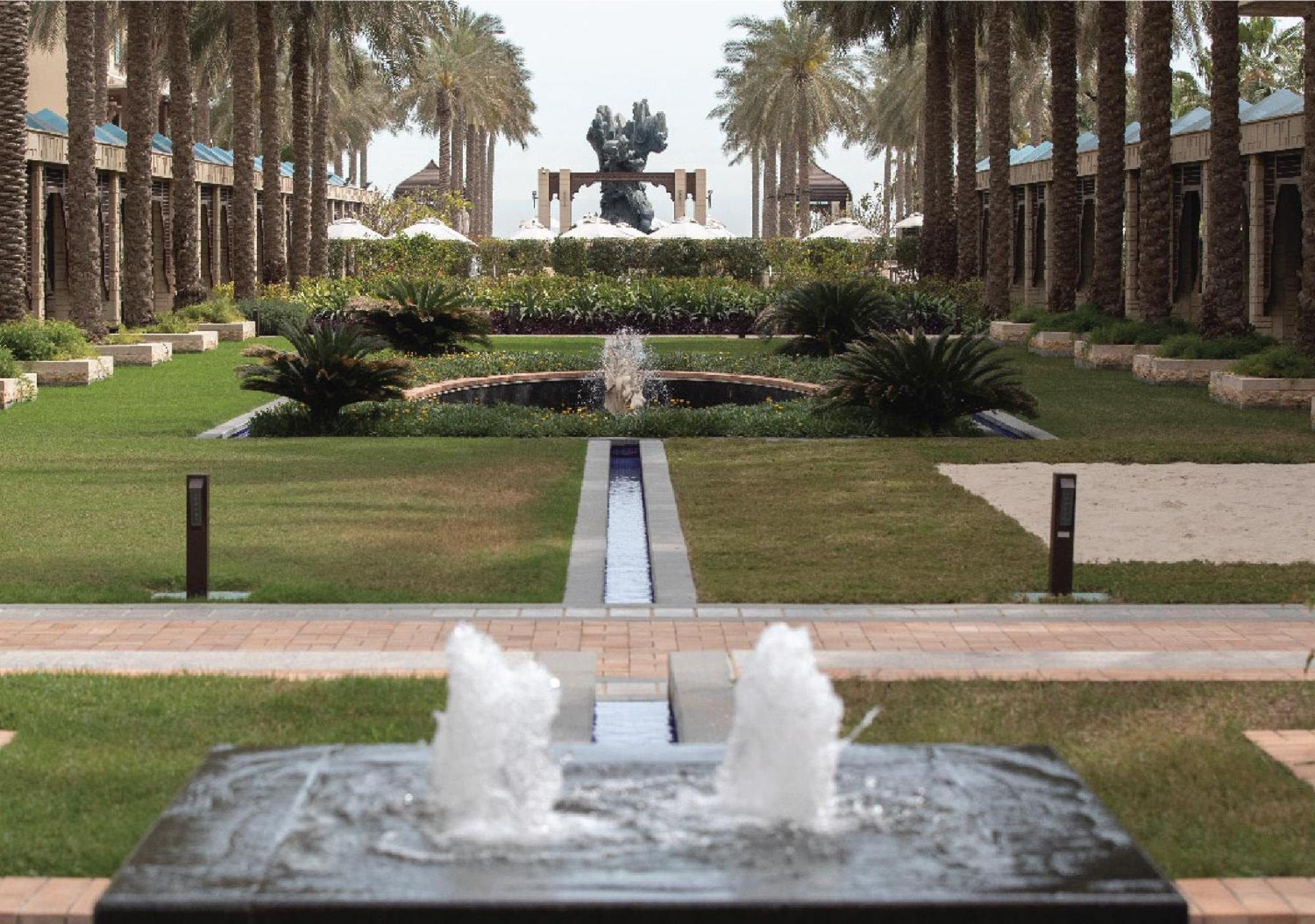 Jumeirah Messilah Beach Kuwait Kuwait City Exterior foto Fountains at the resort