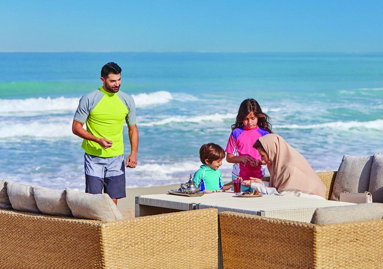 Jumeirah Messilah Beach Kuwait Kuwait City Exterior foto Family at the beach