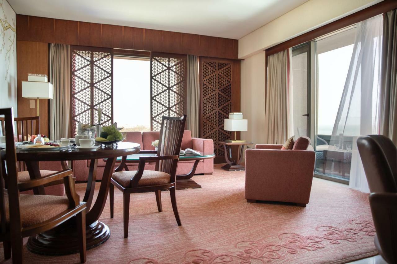 Jumeirah Messilah Beach Kuwait Kuwait City Exterior foto A suite at the hotel