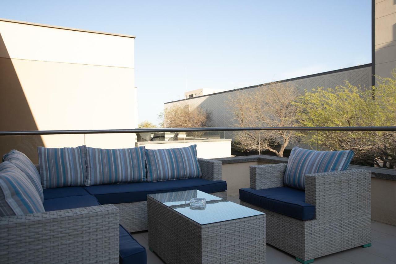 Jumeirah Messilah Beach Kuwait Kuwait City Exterior foto A rooftop lounge at the Hotel Indigo in Scottsdale, Arizona